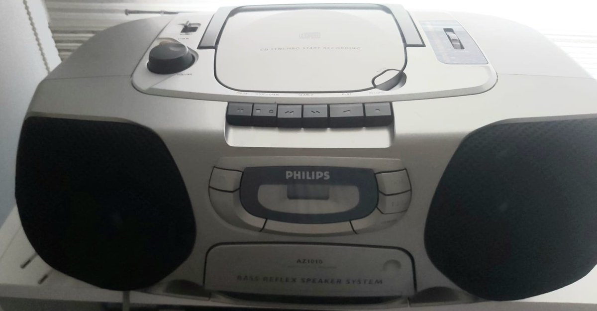 beckhosama's tweet photo. Arkadaşım PHILIPS AZ1010 kaset + CD çalar'ını satıyor,  Cihaz sorunsuz çalışıyor; kaset, CD ve radyo aktif. Temizliği ve bakımı yapılmış, lastikleri yeni değiştirilmiş. İzmir içi elden teslim edebilir. CD ve kaset koleksiyonu yapmak isteyenler kaçırmayın. Almak için @ubzrlgl https://t.co/E1kKdn3nrr