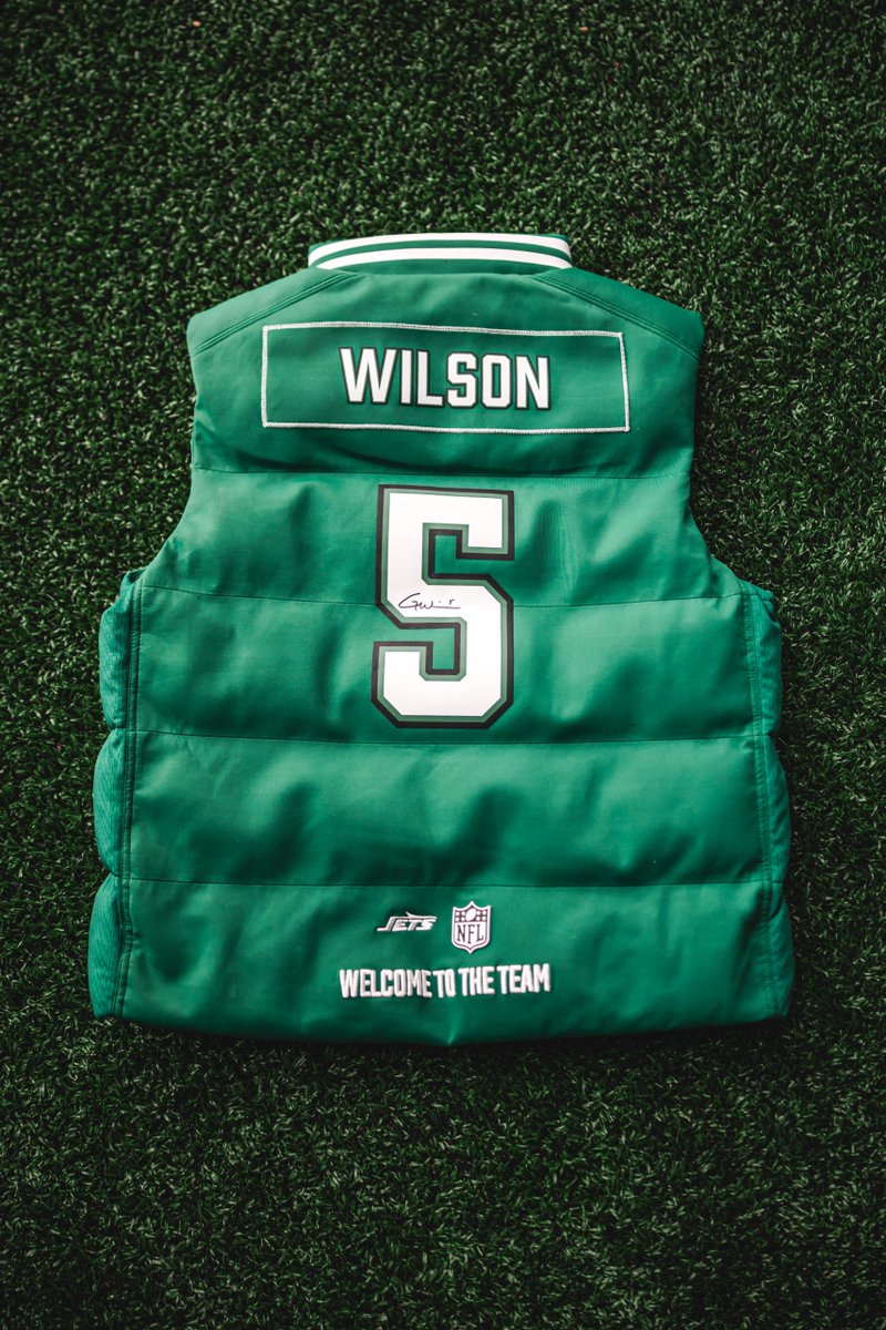nyjets's tweet image. it's cold outside... we found the perfect thing to help keep you warm 🥶

who wants this signed Garrett Wilson vest?