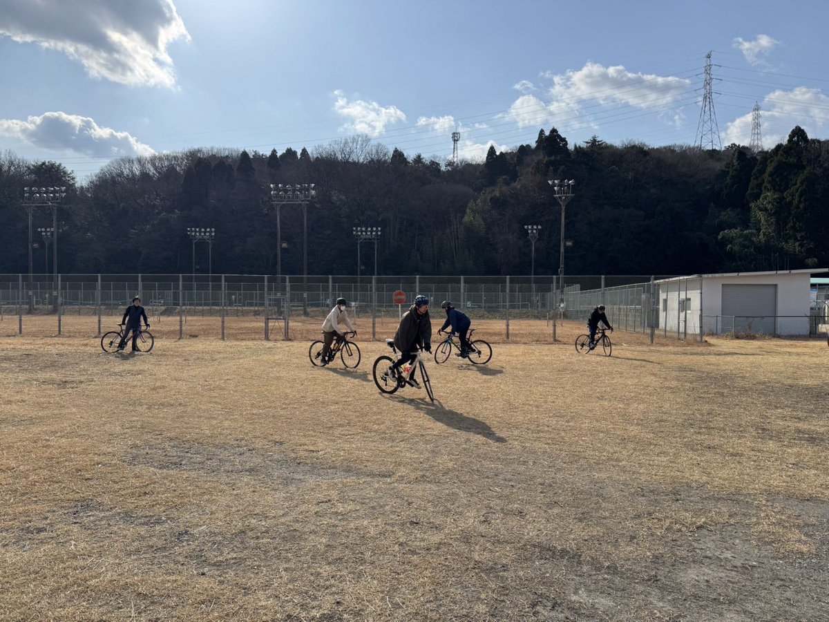 bundaibicycle's tweet photo. お疲れ様です！
本日の部活では安全講習会を行いました。
スタンディングスティルやフルブレーキング、集団走行のやり方などについて行いました。自転車を安全に乗る上で大切な技術なので、部員たちが学ぶことができてよかったです！ https://t.co/91LwfOo20J