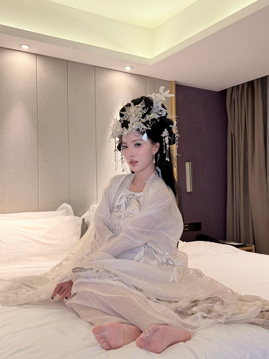 你们搞暧昧小心点 别搞到我老公了 他没公开我