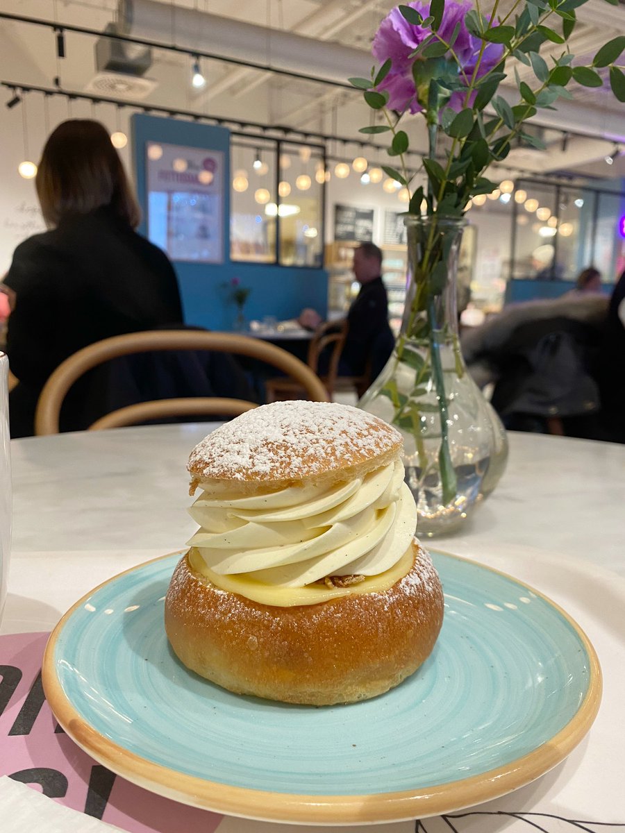 mame_swe's tweet image. Lindebergの週末限定セムラという名のセムラじゃないお菓子。
ブリオッシュの中にはレモン&amp;amp;柚子カード、レモン（オレンジ？）の実、マスカルポーネ&amp;amp;バニラムースにルマンドのクズみたいのがかかってて、やっぱりおいしい♡
でもセムラは名乗っちゃダメだよ。