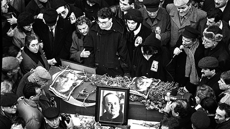 kanadık toprak olduk 
çekildik bayrak olduk 
döküldük yaprak olduk 
geldik bugüne 
  
ekmeği bol eyledik 
acıyı bal eyledik 
sıratı yol eyledik 
geldik bugüne 
  
ekilir ekin geliriz 
ezilir un geliriz 
bir gider bin geliriz 
beni vurmak kurtuluş mu