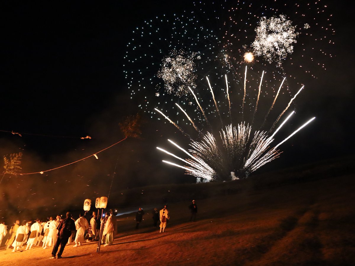 興福寺、東大寺の僧侶による読経の中、山麓中央に設置された大かがり火