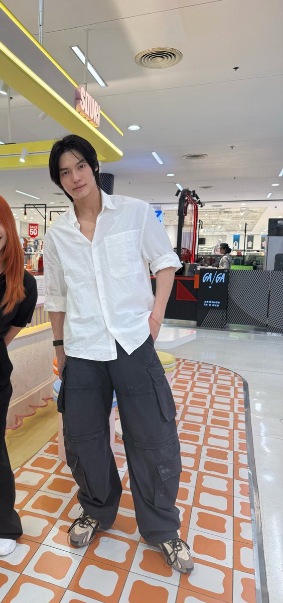 momeimeiqx's tweet photo. เชื่อไปใครจะพูด ซื้อมาการองอยู่ อยู่ๆเจ้าของร้านเดินมาขายเอง  หล่อดิบมากคับลูกกก หล่อสะอาดสะอ้านอาบน้ำทั้งวัน หน้าสดคือที่สุด 🫠🫠 
#WINMETAWIN #วินเมธวิน #SOURI https://t.co/8VTMP1TuN8