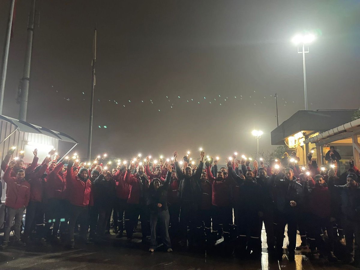 Toz pembe hayaller gören iktidar, kendilerine sefalet zammını reva gören patrona direnen Migros depo işçilerini görmüyor. Binlerce depo işçisi, sadaka değil insanca ücret talebiyle direniyor.

Direnen emekçi kardeşlerimizin sonuna kadar yanındayız. Migros patronu haddini bil,