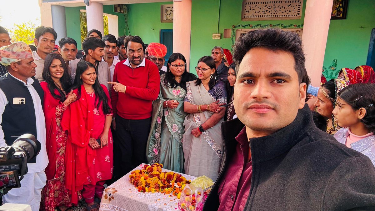 Krishna97851's tweet image. #with Boss 👍✌️💪
आज पारिवारिक समारोह मे @hanumanbeniwal  जी शामिल हुए।
उन्होंने मेरी दोनो बहनो,(जिनका हाल ही मे  RAS भर्ती मे चयन हुआ) को उज्ज्वल भविष्य की शुभकामनाएं एवं आशीर्वाद दिया।