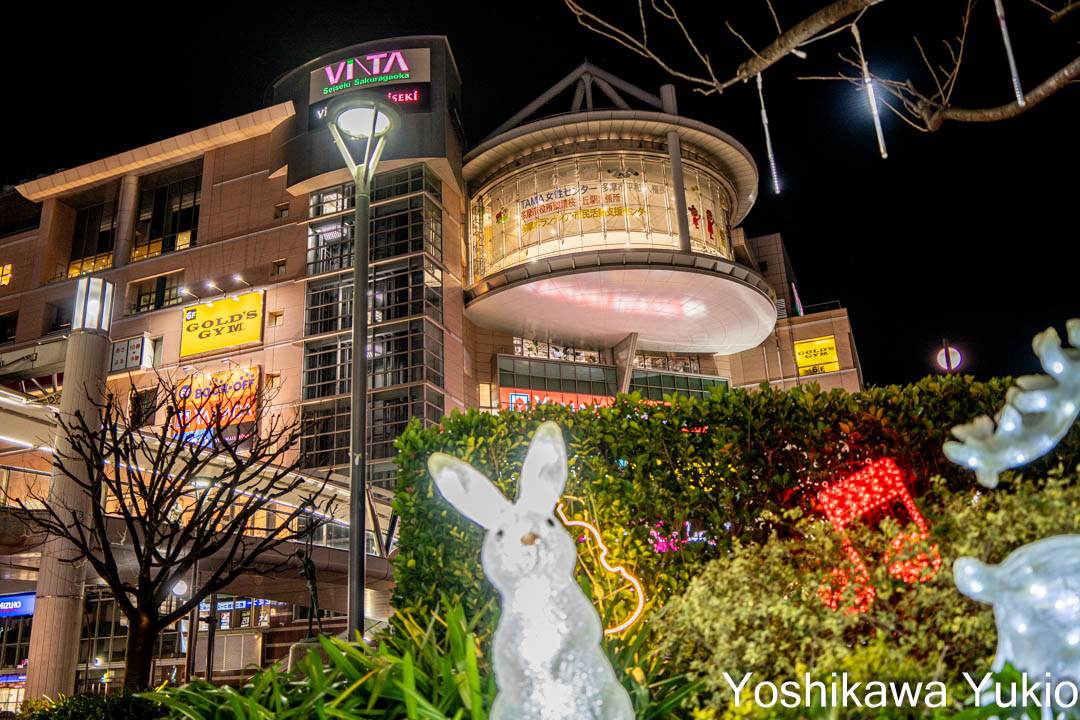 yyoshi72001's tweet photo. 聖蹟桜が丘ヴィータホールで開催のお芝居ミヒャエル・エンデの「モモ」を観に行きました。
あの長い小説を2時間半でよくまとめておりました。
私は読んでいたが、ストーリーを知らないで観ると少し難しいかも知れません。
「忙しい」を連発することは避けたいと思いました。
時間泥棒に奪われる！ https://t.co/lwnFf3F17D