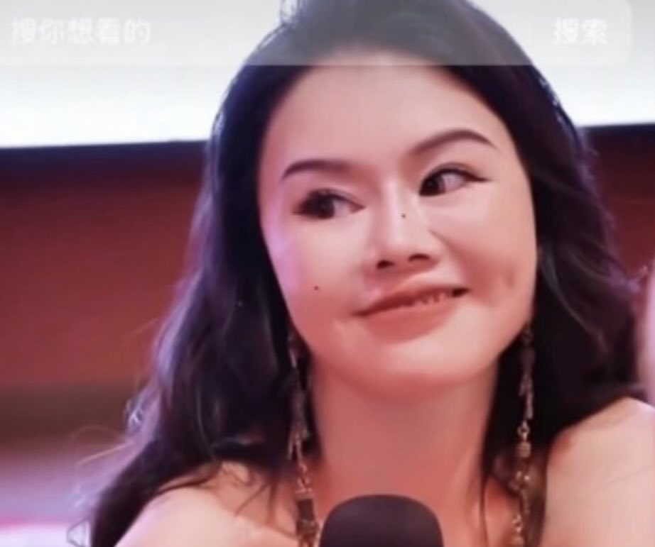 这就是价值2400万人民币的眼神？

前几天在国内平台被封杀的自称“中国性商教母”的周媛，通过售卖教女人撩有钱男人的课程，收入超2400万元。

据说这个眼神就是周媛本人引以为豪独步天下的成名绝技🤣

“眼神给出去，转账自然来”