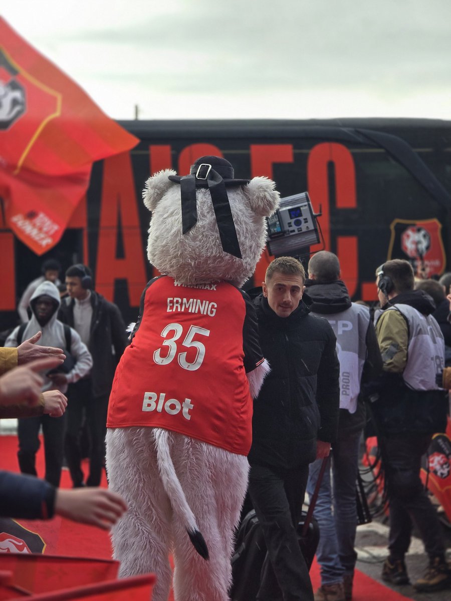 Nos Rouge &amp; Noir arrivent pour ce derby contre le <a href="/FCLorient/">FC LORIENT 🐟</a> ! 🔴⚫️  #SRFCFCL