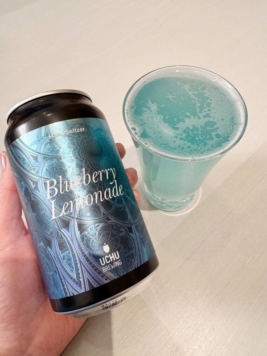 ビール飲も〜と思って
グラスに注いだら衝撃の色！
ビールじゃないっぽい！？