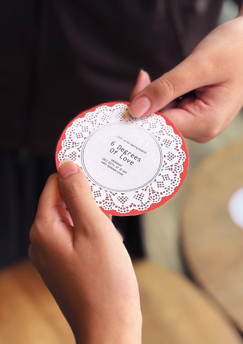 graphicapy's tweet image. ทฤษฎี Six Degrees of Separation กล่าวว่า "ทุกคนบนโลกสามารถเชื่อมถึงกันโดยผ่านเพียงคน 6 คน" จึงจำลองเป็นอีเวนต์เดท ส่งการ์ดต่อกันจากคนหนึ่งสู่อีกคนหนึ่ง กลายเป็นเส้นทางของ 6 คน ออกเดท 6 สถานที่ทั่วกรุงเทพ
 
ผลงานของน้องปาม เรขศิลป์จุฬา #เรขศิลป์จุฬา #เรขศิลป์ #dek70  #เด็กซิ่ว