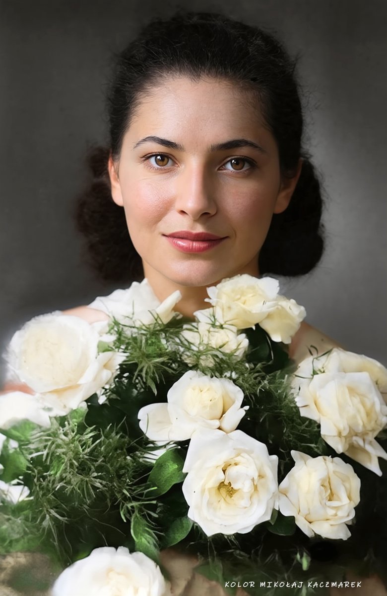 🇵🇱Dziewczyny czasu wojny.

🇵🇱Jadwiga Redulska-Jeske, sanitariuszka Armii Krajowej, miała 20 lat. Zaledwie miesiąc wcześniej wyszła za mąż. Nie zdążyła nawet nacieszyć się normalnym życiem.

1 sierpnia 1944 roku, na godzinę „W”, zgłosiła się w wyznaczonym punkcie zbiórki.