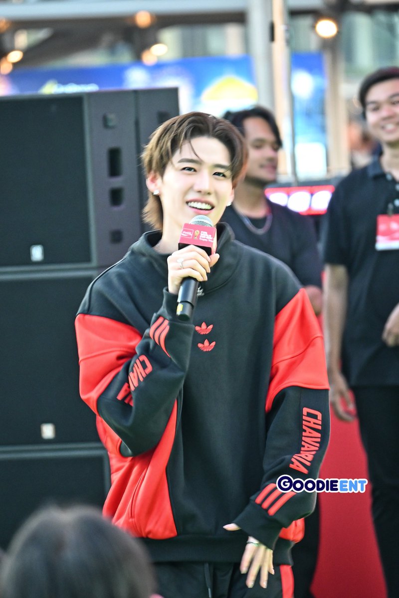 GoodieEnt's tweet photo. "พีพี กฤษฏ์" ร่วมกิจกรรมกับแฟนๆในงาน “โค้ก" เปิดฟีลซ่าส์ ถ้วยฟุตบอลโลก FIFA World Cup™ Original Trophy มาไทย

#โค้กเปิดฟีลซ่าส์XPPKRIT
#ppkritt
#FIFATrophyTour #โค้กเปิดฟีลซ่าส์   
#CokeTH https://t.co/DmC7MWTTYw