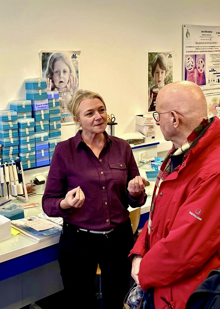 🔬Grand honneur d’avoir accueilli au labo Microbiota (Inserm UMR1078, #Brest) #DanArBras, musicien d’exception et homme de cœur, qui met son talent au service de la lutte contre la #mucoviscidose 🫁. 
Discussion à bâtons rompus  : #microbiote, science, musique celte et guitare