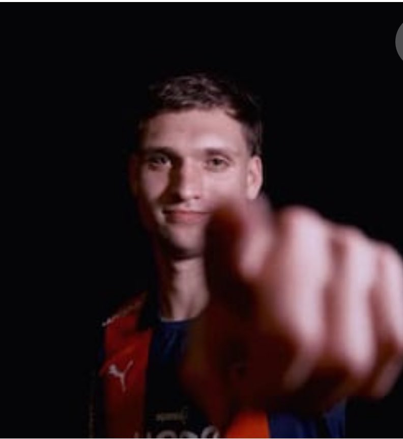 Sras y Sres hinchas de Cerro!

El Lic Juan Carlos Pettengil, confirma a ahora en <a href="/nanduti/">Radio Ñandutí</a> <a href="/rockandpop955/">Rock&Pop Paraguay</a> que recibieron la confirmación desde el club Bolívar y por ende desde FIFA el
recibo de pago, con esto Mosquera (que entrenó como titular) Klimowicz y Vegetti estarán