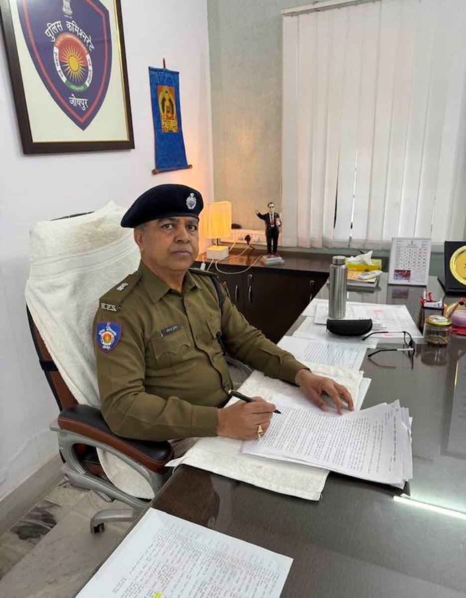 GSBothra's tweet photo. राजस्थान पुलिस सेवा के जांबाज़ अधिकारी, आदरणीय बड़े भाई साहब श्रीमान रविंद्र जी बोथरा को DYSP से ADSP के पद पर पदोन्नत होने पर हार्दिक बधाई एवं शुभकामनाएँ।
ईश्वर से कामना है कि आप इसी प्रकार सफलता के नए कीर्तिमान स्थापित करते हुए राष्ट्र व समाज की सेवा में निरंतर अग्रसर रहें । https://t.co/JghnTkR8JD