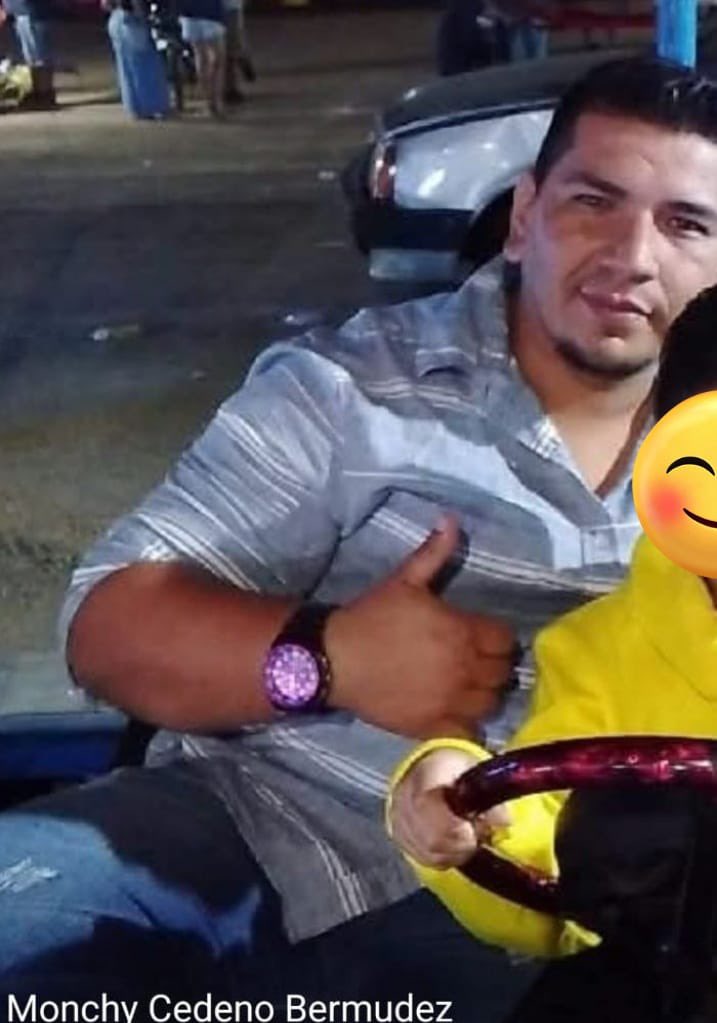 Este es el tipo que mató a machetazos al perrito! Compartan para que la policía lo atrape.
Un maniático como este no puede estar libre por la calle.
Compartan!