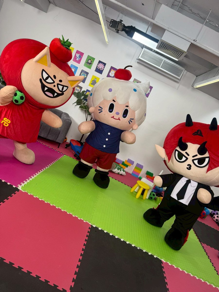 tomafox_gmmtv's tweet image. เวลาอยู่ที่โรงเรียนฟ้อกเปนเดกดี 😏
#GMMTVGiggleGang
#TOMAFOX #NILKNHAKE #DOMIIA #JAIDEE