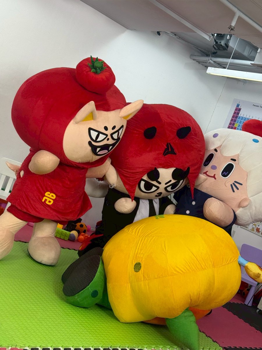 tomafox_gmmtv's tweet image. เวลาอยู่ที่โรงเรียนฟ้อกเปนเดกดี 😏
#GMMTVGiggleGang
#TOMAFOX #NILKNHAKE #DOMIIA #JAIDEE