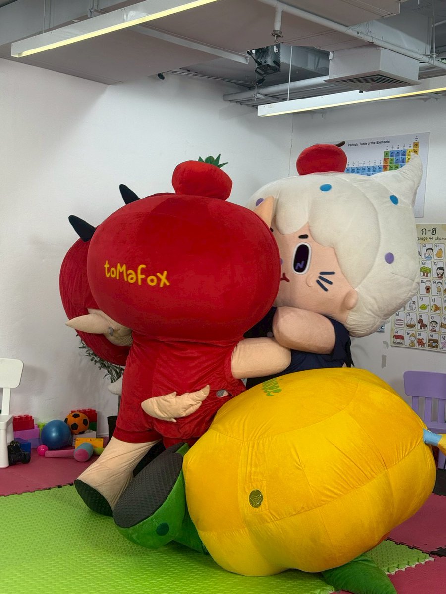 tomafox_gmmtv's tweet image. เวลาอยู่ที่โรงเรียนฟ้อกเปนเดกดี 😏
#GMMTVGiggleGang
#TOMAFOX #NILKNHAKE #DOMIIA #JAIDEE