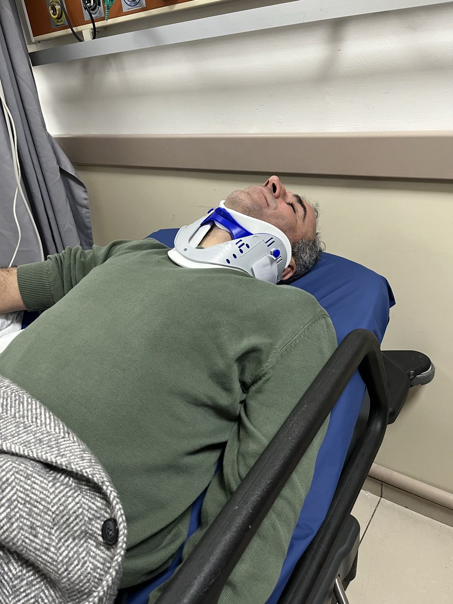 Bugün Saraçhanede Rojavadaki İşid/Htş saldırılarını kınamak ve Rojava ile dayanışma için bir araya gelen kitleye orantısız şekilde saldırı yapıldı. İstanbul milletvekilimiz  ve yüzlerce insan darp edildi. 
Protesto haktır.  Kanunsuz olan protesto değil, Demokratik eylemlerin