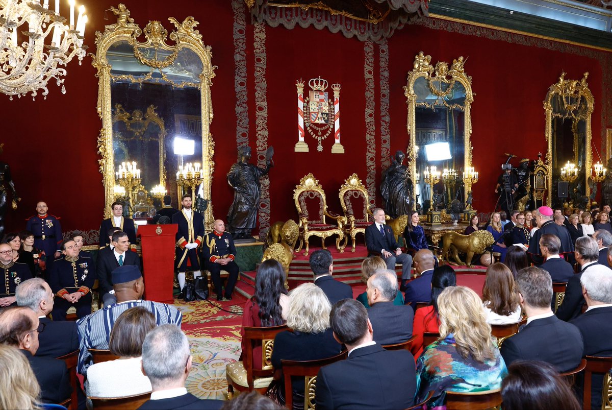 ipeutrera's tweet image. Quien no comprende la razón del rito
quien no comprende majestad y gesto
nunca reconocerá la humana altura
su vano dios será la contingencia.
Quien las formas degrada y luego entrega 
simulacros neutrales a las gentes
para ganarse fama de hombre libre
no tiene dios ni patria ni c