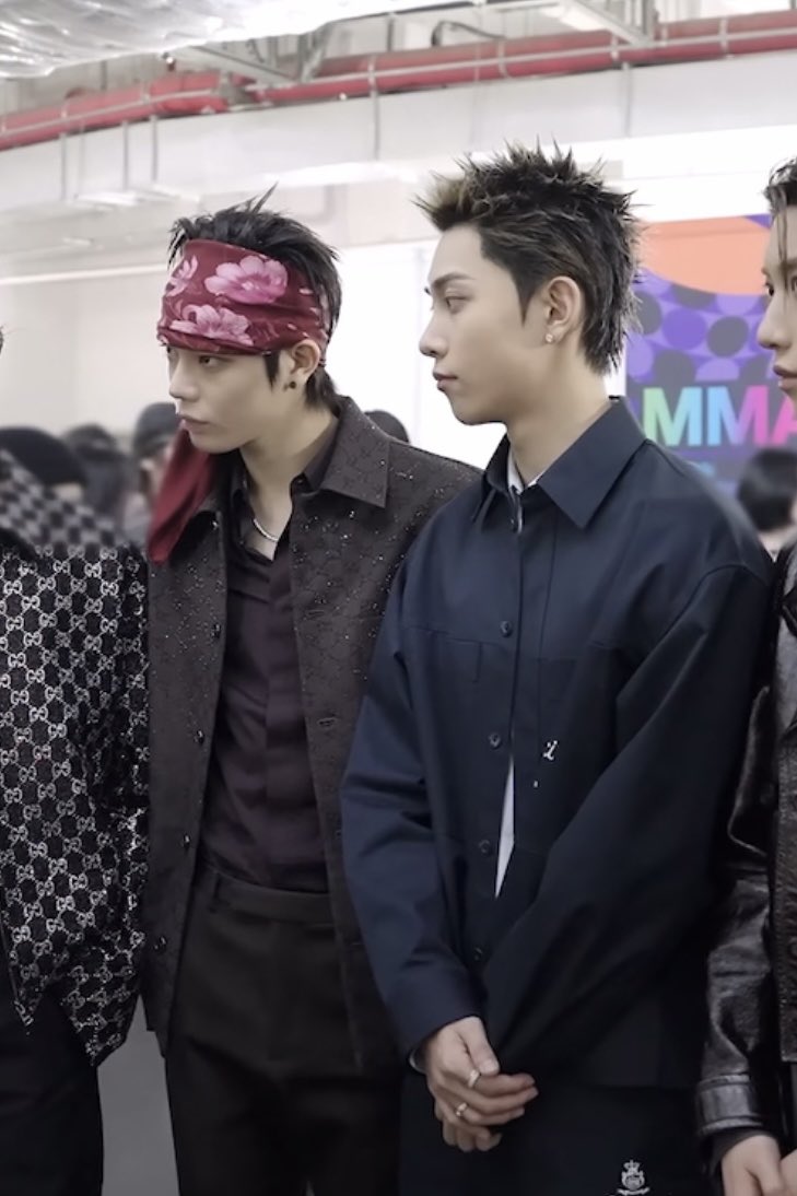 562shot's tweet image. 너냐? 우리애 틴트 훔쳐간 놈이?
틴트 이름 뭐라고?
                                                   디어달링틴트… 

그래 뒤에 달린 틴트
                                                   페리페라도…
빨리 패란다