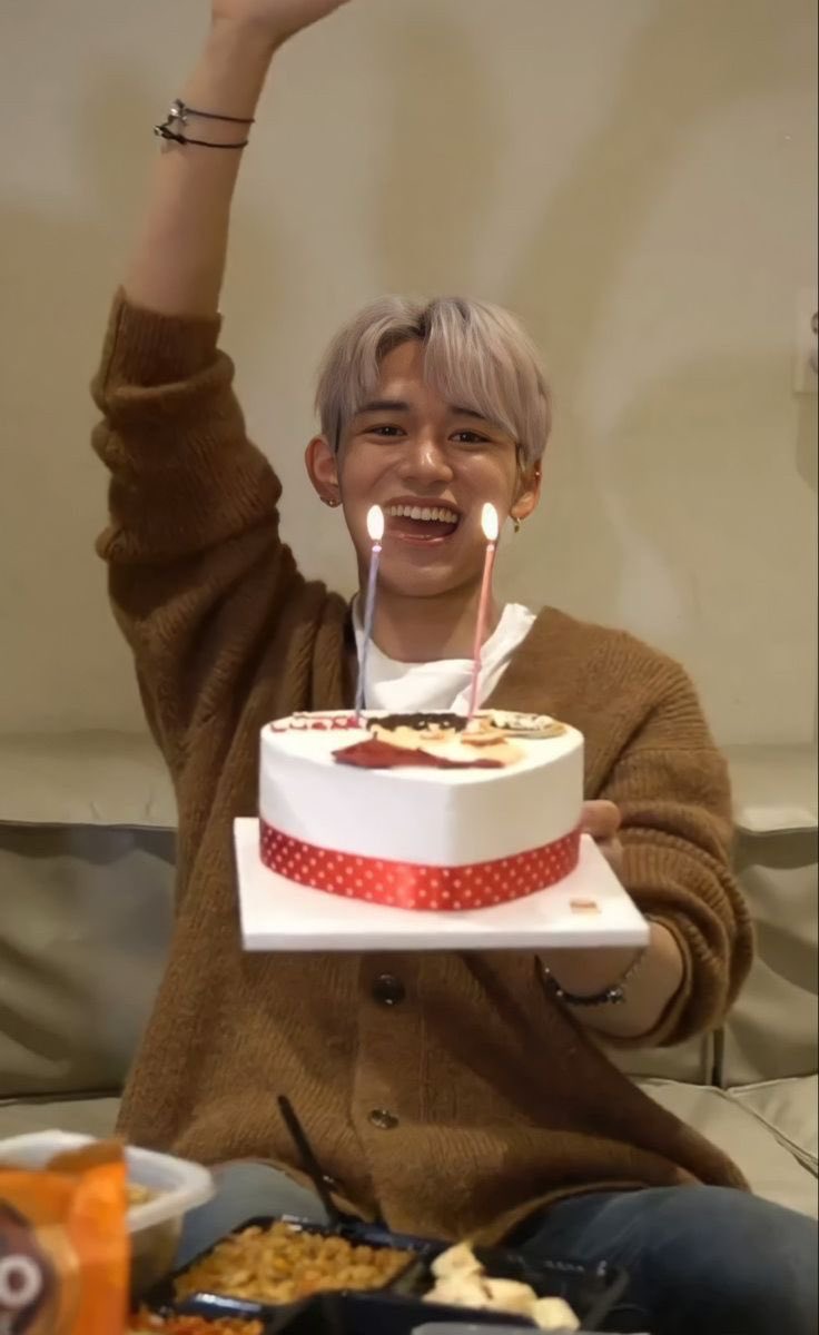 HAPPY LUCAS DAY✨🎂🎁🥳
今天的你，是全宇宙最最可爱的小精灵！
请带着这份元气，去开启闪闪发光的新一岁吧！
#ActorLUCASis27
#우리태양_루카스_생일축하해
#黄旭熙0125生日快乐