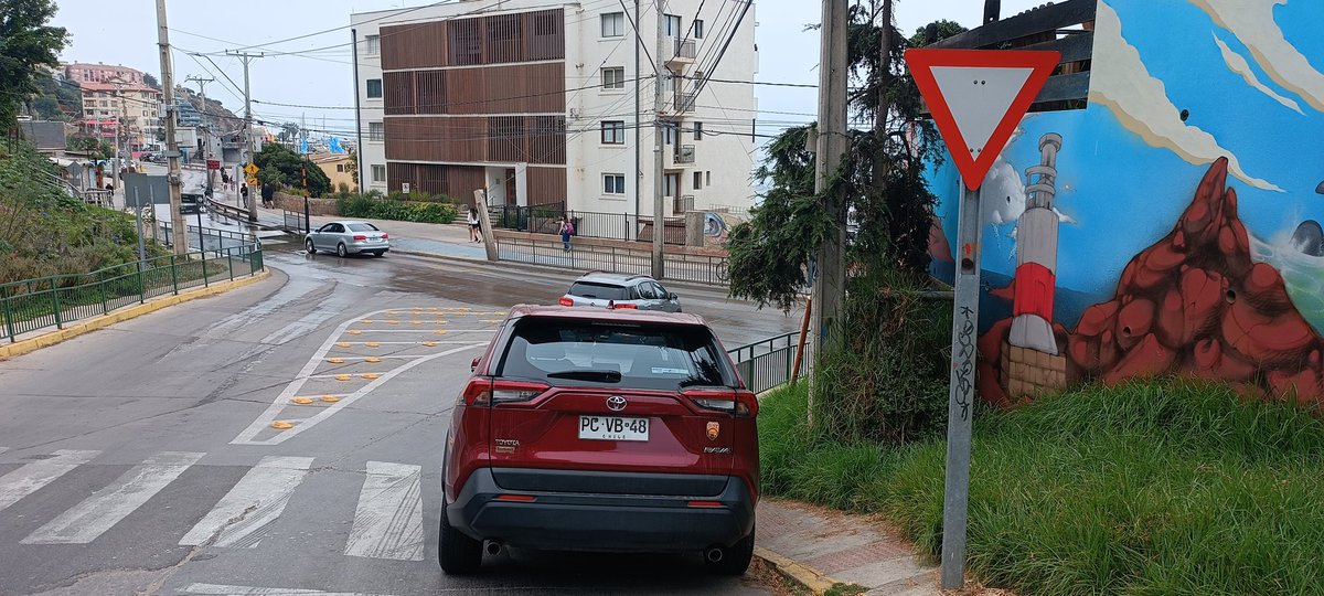 carolabt's tweet photo. @municoncon en calle las melenas, auto estacionado sobre cruce peatonal, en esquina y vereda amarilla @Carabdechile https://t.co/CmDioWCIPU