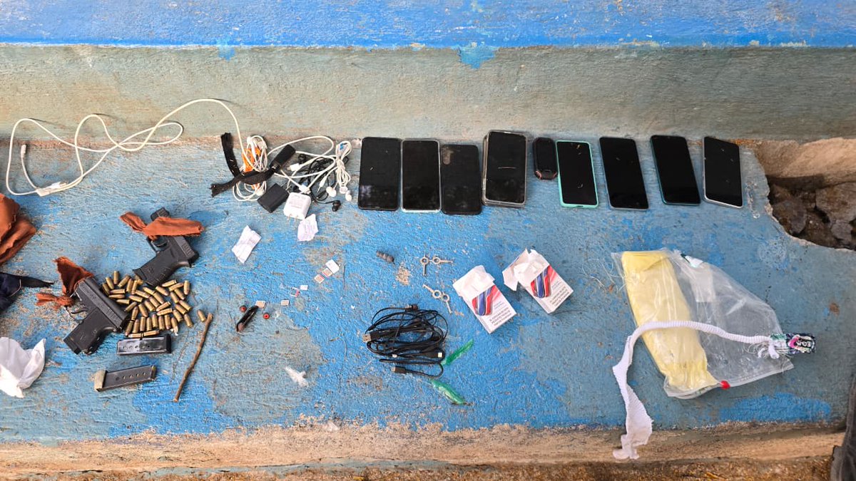 Noti7Guatemala's tweet image. 🚨🔍 #Requisa en #RenovaciónI deja armas, droga y equipo recuperado.

Durante una requisa realizada en el Centro de Detención de Máxima Seguridad para Hombres Renovación I, en Escuintla, las autoridades localizaron armas de fuego, droga, una granada y teléfonos celulares, además