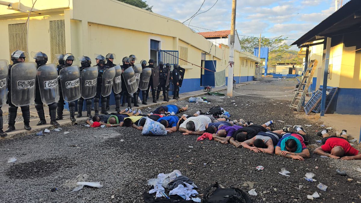 Noti7Guatemala's tweet image. 🚨🔍 #Requisa en #RenovaciónI deja armas, droga y equipo recuperado.

Durante una requisa realizada en el Centro de Detención de Máxima Seguridad para Hombres Renovación I, en Escuintla, las autoridades localizaron armas de fuego, droga, una granada y teléfonos celulares, además