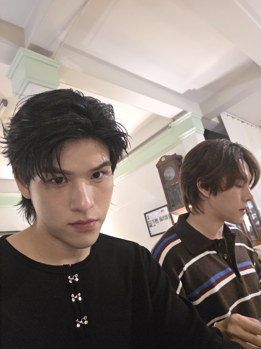 Foto si kakak                Foto si brondong
      centil                                      usil