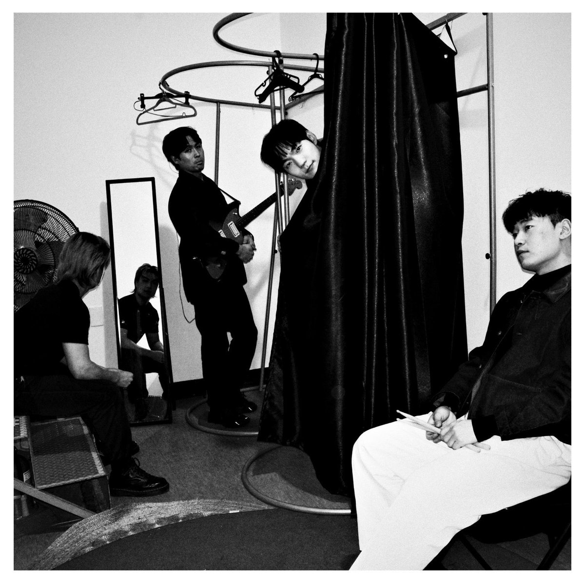 standingzone's tweet image. 커튼 뒤에 키다리 커신 잇음 ㄷㄷ