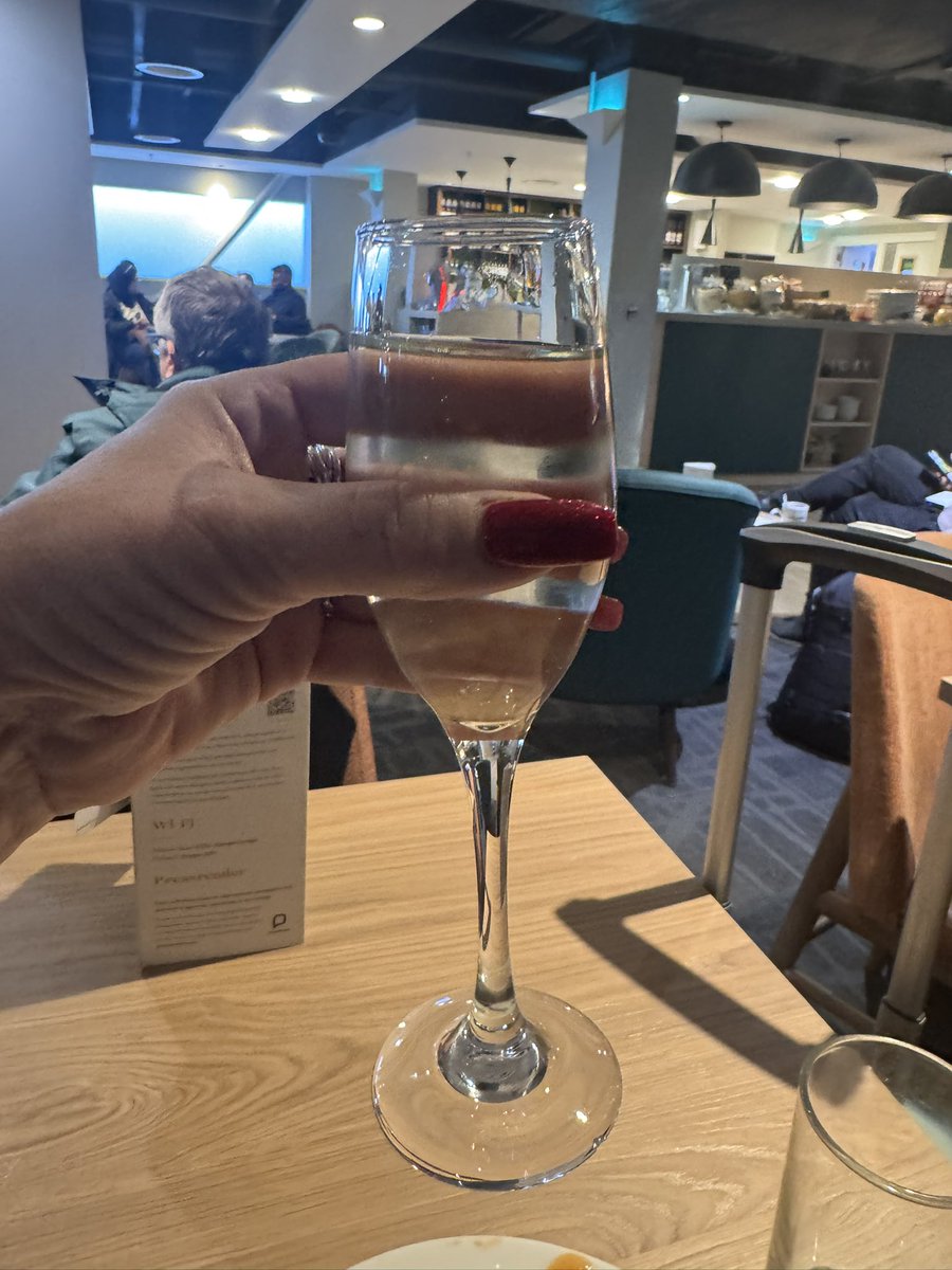 SophiePrestonHa's tweet photo. A little fizz, a window seat, and a 24-hour adventure to Bonnie Scotland ✨

Burns Night event tonight — so excited! 🥃🔥

#OnTheWay #ScotlandCalling https://t.co/pqtC3yMWpG