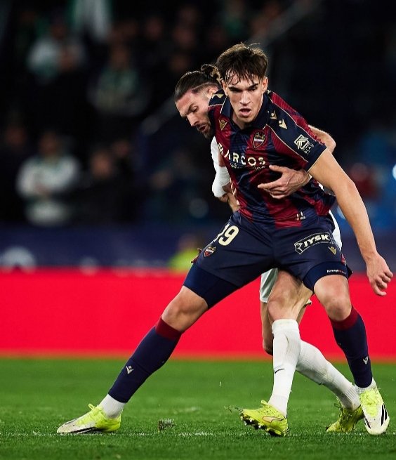 SeleccionRojita's tweet image. Ayer Carlos Espí, en solo 16 minutos, ganó 8/9 duelos (6/6 aéreos). Me parece un dato tremendo.

9 tanqueta/rematalavadoras de manual.