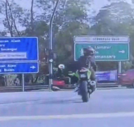 <a href="/anthraxxxx/">@</a> Lampu dh hijau utk moto tu. Antara merah nk pg hijau pun ada dlm 3 saat, tp smpi 2 bijik kereta nk mencuba nasib smpi membahayakan penynggang motorsikal tu. dasar pemandu anak babi.