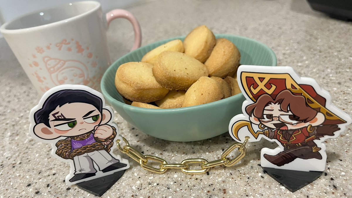 install_335's tweet image. 夕方くらいから新しいオーブンで初めてのクッキーを焼いていた　真ん中の方に置いたやつだけちょっとしっかり目に焼けてしまったけどサクホロになったよ良かったね