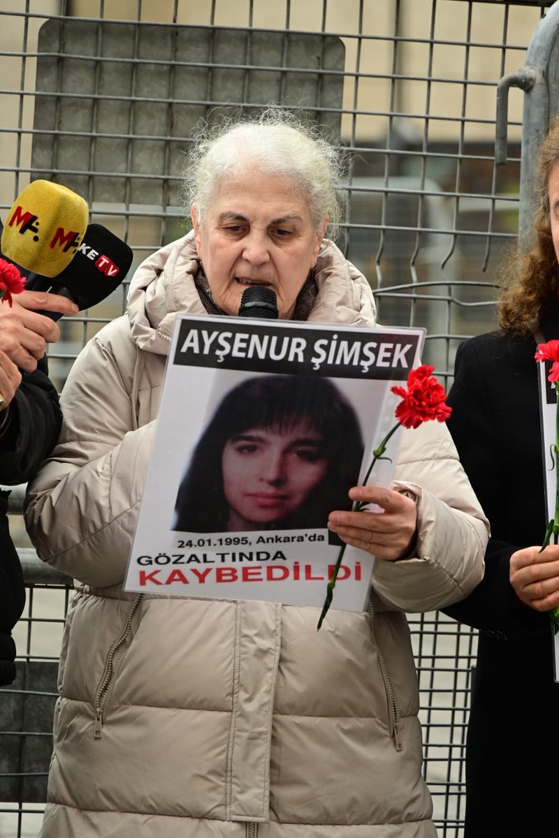 Ayşenur Şimşek 27 yaşındaydı. Ankara’da yaşıyordu. 1990 yılında Hacettepe Üniversitesi Eczacılık Fakültesi’nden mezun oldu, eczacı olarak çalışmaya başladı. 1991 yılından itibaren ise sağlık emekçilerinin örgütlenmesi çalışmalarında aktif olarak yer aldı; Sağlık-Sen Ankara Şubesi
