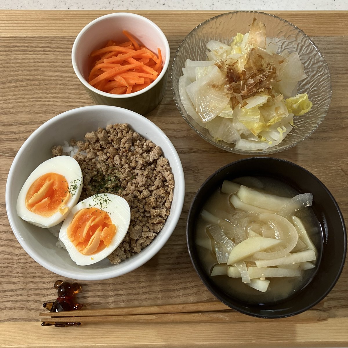 【たろすけ】 夕飯。 🥔🧅の味噌汁と🥕ラペは2.4で2段調理。そぼろは引用の作り置き
