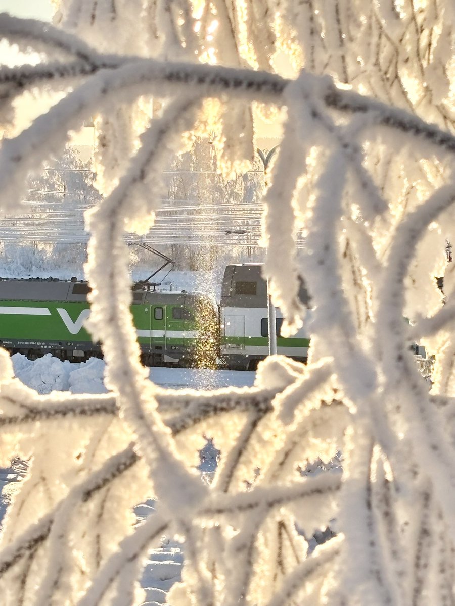 planetstroller's tweet image. 굿 모닝 from 로바니에미! 세상에 너무너무 아름답고 너무너무 신나요! 마지막 사진은 클릭해서 꼭 빛기둥을 보세요!