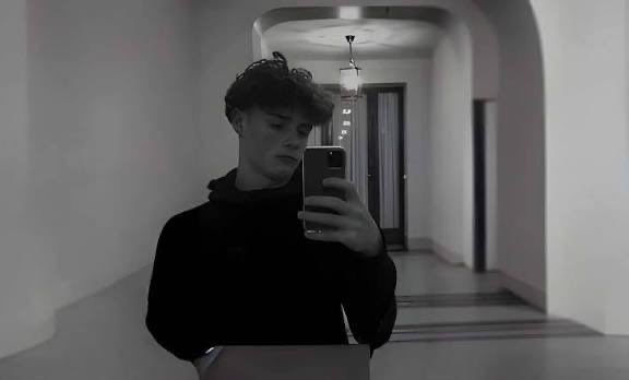 ZemmourEric's tweet image. Il y a un an jour pour jour, Élias, 14 ans, perdait la vie, lâchement assassiné pour avoir refusé de donner son téléphone.

Sa mémoire nous rappelle l’urgence de rétablir la sécurité partout en France.

Nos pensées accompagnent ses proches.