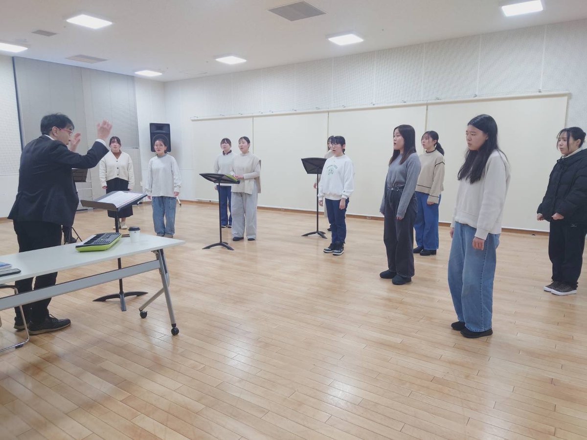 AVEK前日練習でした！
明日の室内合唱団VOCES I-GATTAの出番は"14:13"です✨本来は混声の合唱団ですが、今回は諸事情により女声合唱✨
仁階堂孝先生の指揮でお送りいたします💁‍♀️
ラテン語の柔らかな響きや、合唱できる仲間がいることへの喜びが会場の皆様にお届けできるように頑張ります💪
#秋田
#合唱