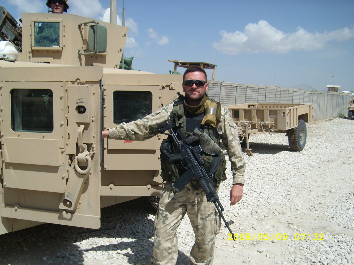 Ja w Afganistanie nie byłem na wycieczce. Każdy wyjazd z bazy obarczony był wysokim ryzykiem. Ja wróciłem cały i zdrowy do domu. Wielu nie wróciło.
I jeszcze jedna kwestia - działaliśmy pod kontrolą operacyjną Dowództwa Regionalnego Wschód - Amerykanie i Polacy.
Foto: baza Ghazni