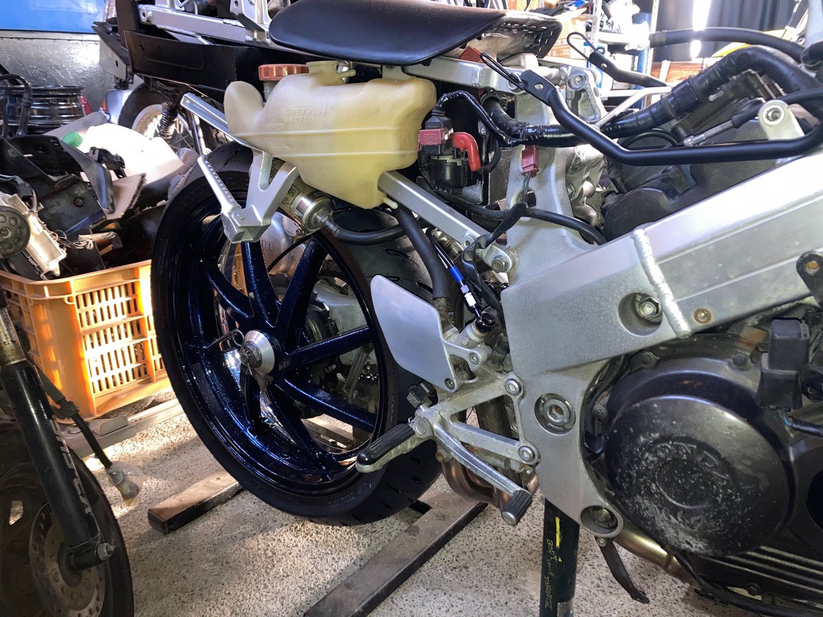 CLUBuu2's tweet photo. 車は一旦お休み中に
隠れてこそこそ単車の製作^ ^

それにまた一つシフトノブの
コレクションが増えました( ^ω^ )
ダイス率高め笑 https://t.co/aCpjH0twHN