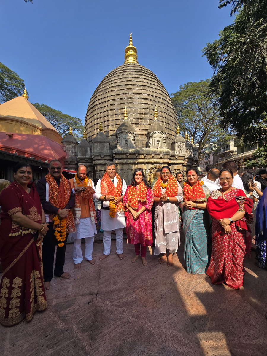 BansuriSwaraj's tweet photo. माँ कामाख्या देवी के पावन धाम में आज दर्शन कर आशीर्वाद लेने का सौभाग्य प्राप्त हुआ। शक्ति, साधना और संस्कार की इस भूमि पर आकर मन स्वतः ही विनम्र हो जाता है, और भीतर से एक नई ऊर्जा तथा दृढ़ संकल्प जाग्रत होता है कि जनसेवा का यह मार्ग श्रद्धा, अनुशासन और समर्पण के साथ और अधिक निष्ठा से आगे बढ़े।

इस अवसर पर दिल्ली सरकार के मंत्री श्री @p_sahibsingh जी, राज्यसभा सांसद @KavitaPatidar_ जी, विधायक @AnilSharma4BJP जी एवं @PawanSharmabjp1 जी भी साथ उपस्थित रहे।

माँ की कृपा सभी पर बनी रहे।
जय माँ कामाख्या 🙏