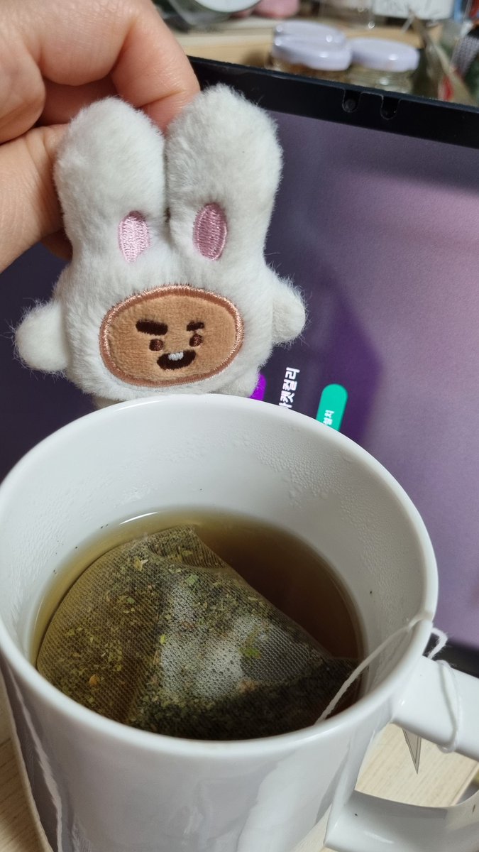 ks_sol's tweet photo. 🐰🍪:나도 민초단이야

(초코는??)

🤭🤭

#슈키의_시선 #슈키 #민트티 #민초단 #shooky #shooky_eyes #mint_tea https://t.co/t0hmORBWPZ