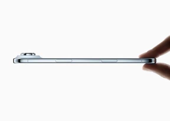 Продажи iPhone Air в Китае составили всего 200 000 штук за весь период. Для сравнения: iPhone 17 Pro Max разошелся тиражом более 8 млн. 

Из-за этого Apple приходится снижать цену своего самого тонкого смартфона. В китайских магазинах электроники он стоит около 60к рублей.