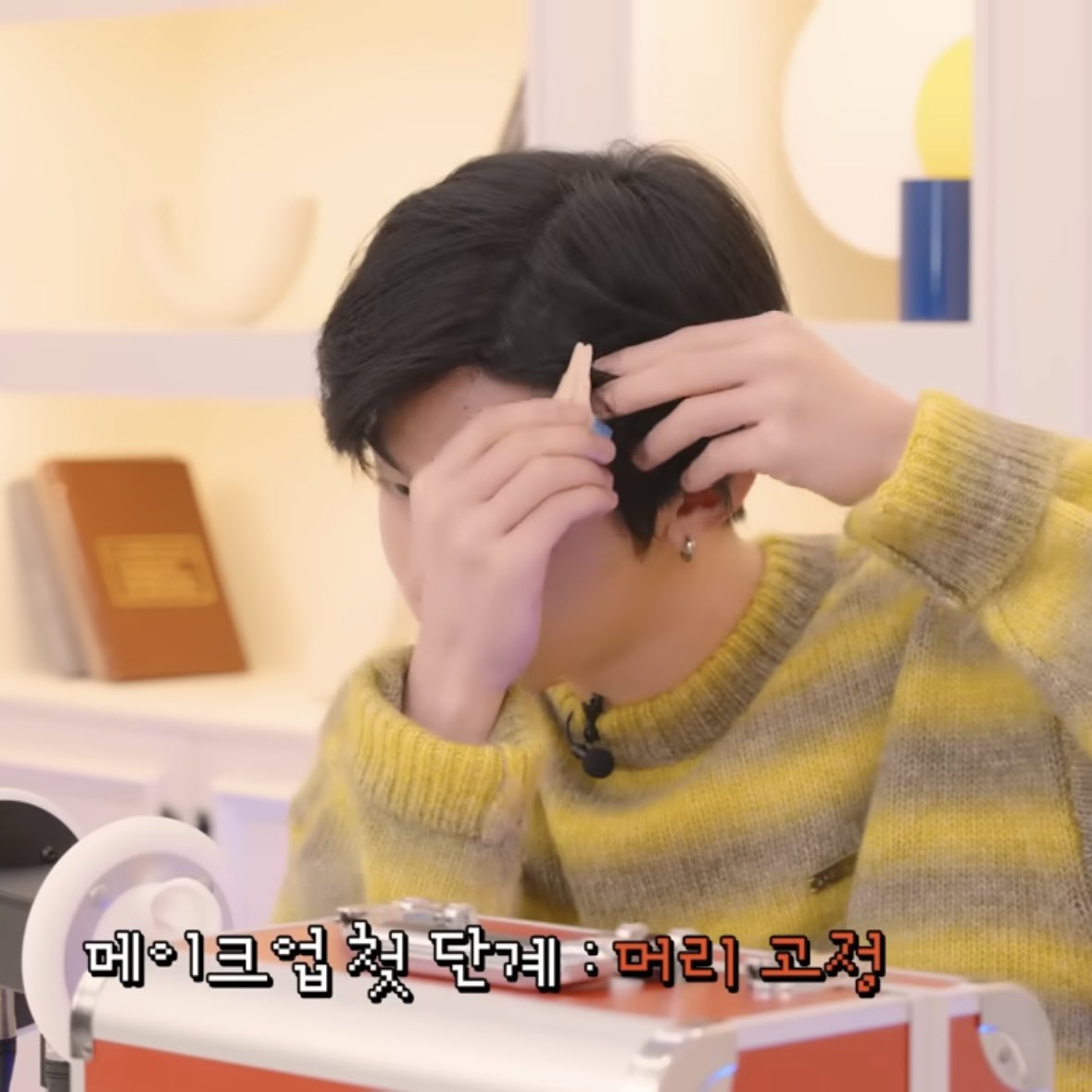 친구한테 너 왜 프리뷰에 '🙏🏻' 이모지 박았냐고 연락옴 
개웃ㅋㅋㅋ 그가 직접 삔을 옷에 단거예요 ...