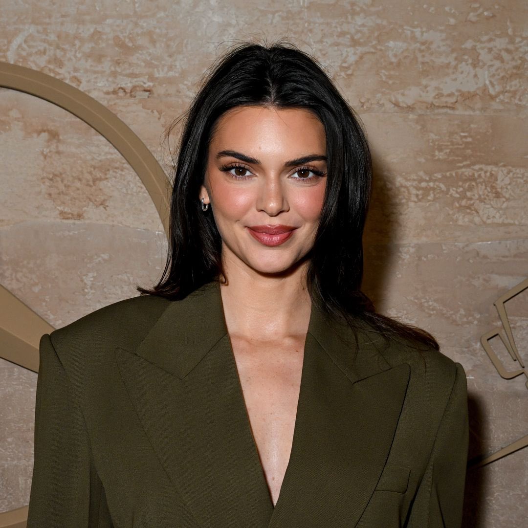 GloryMagazines's tweet photo. Kendall Jenner, flört hayatına bilinçli olarak ara verdiğini açıkladı.

“Şu an tamamen ‘ben’ dönemindeyim. 20’lerim boyunca uzun ve düzenli ilişkiler içindeydim; güzeldi ama kendime ait bir alanım yoktu. Bu yüzden ilk kez kendimi öncelik haline getirdim. İlişkilerimde genelde fazla verici taraftım. Şimdi eğlenmek, kendimi seçmek ve ne yapmak istiyorsam onu yapmak istiyorum. Bu, hayatıma kimin girip çıkmasıyla ilgili bir karar değil. Bir gün anlayış ve sevgi dolu, sağlıklı bir ilişki ve güzel bir aile istiyorum.”