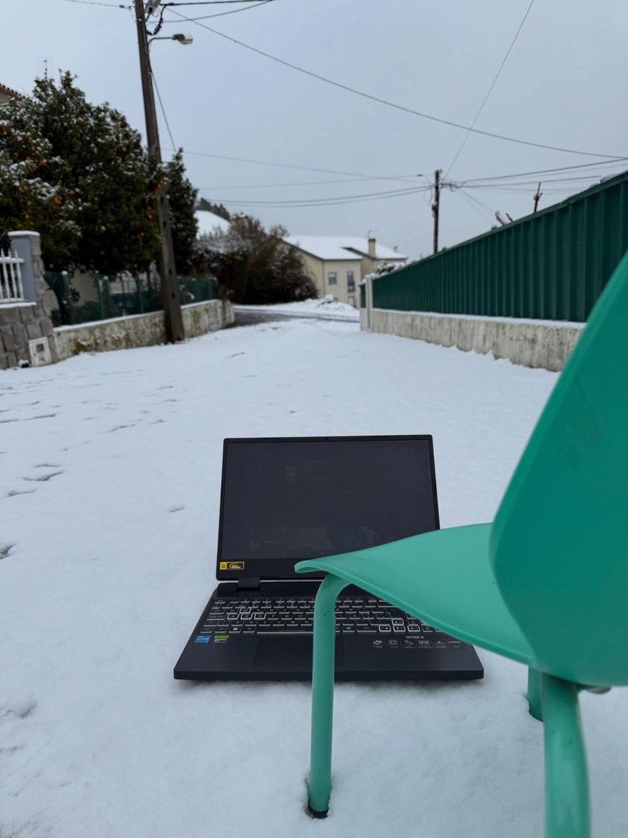 O escritório do admin hoje é improvisado. ❄️

O mais bonito de Portugal, ou não? 👀